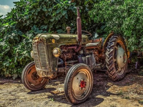 tractor-2390842 1920